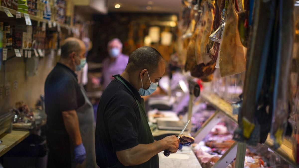 Piezas de jamón español en un mercado de Madrid