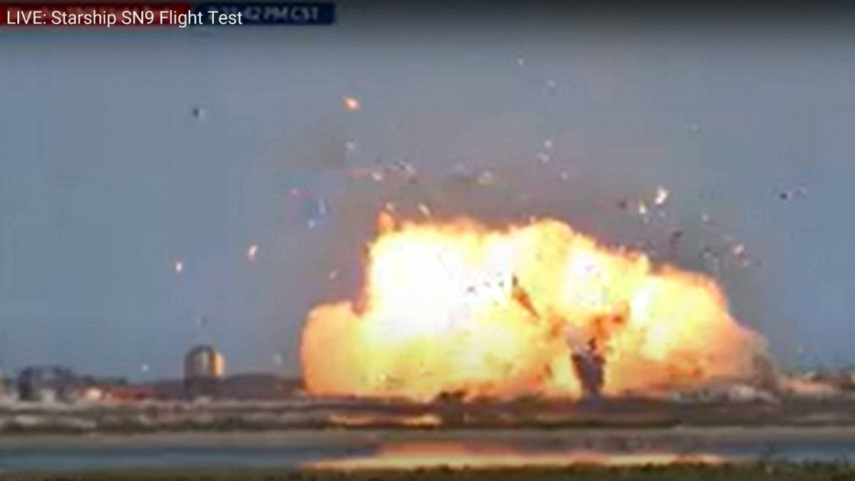 لحظة انفجار نموذج الصاروخ