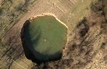 Étrange phénomène en Croatie : une centaine de trous géants apparaissent dans le paysage