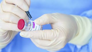 ممرض يحضر لقاح أسترازينيكا لأفراد الشرطة في مركز تطعيم كوفيد-19 في ماينز، ألمانيا. 