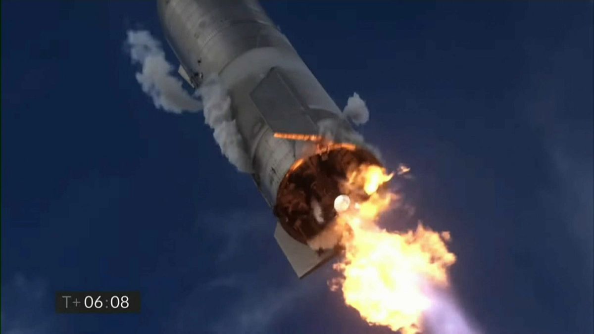 SpaceX espera realizar un vuelo con tripulación alrededor de la Luna en 2023 y progresivamente avanzar hasta poder llevar humanos a la Luna y Marte. 