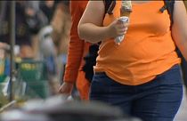 Женщина с избыточным весом, прогуливающаяся по улице Лондона