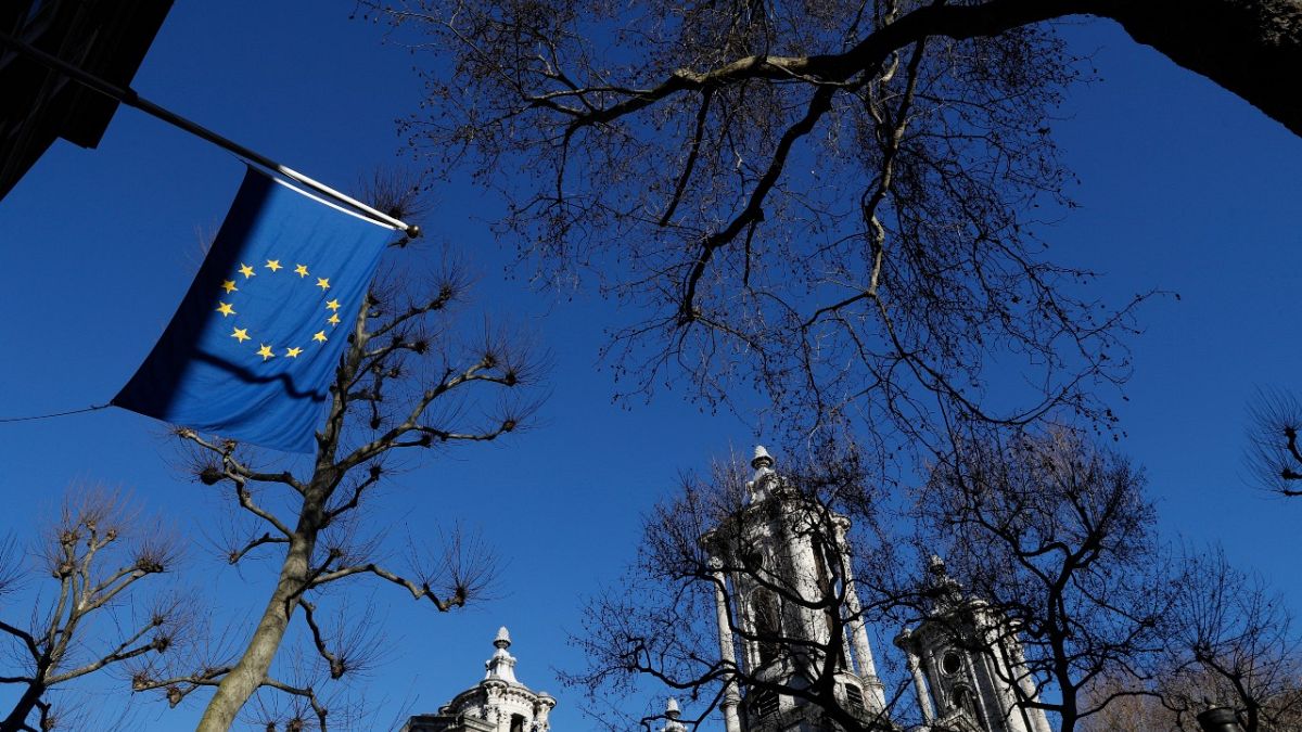 علم الاتحاد الأوروبي خارج مقر مكتب الاتحاد الأوروبي الرسمي لدى المملكة المتحدة في لندن.