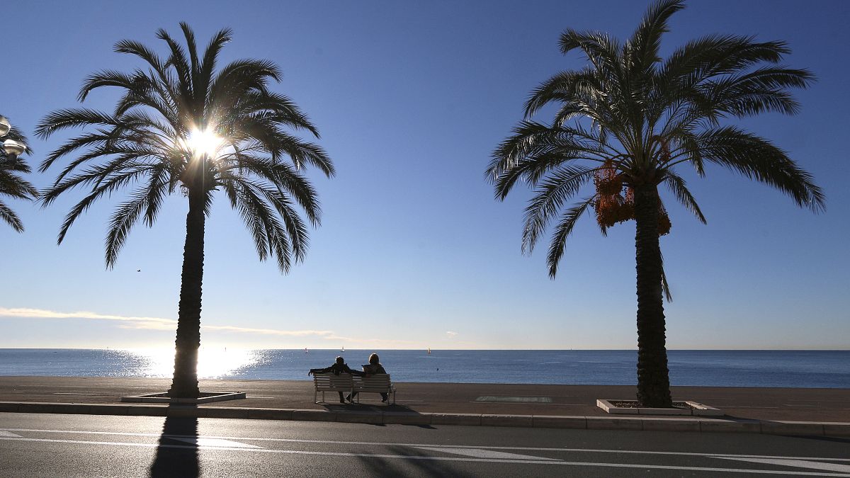 Die Strandpromenade in Nizza an einem Sonnentag im Februar 2021
