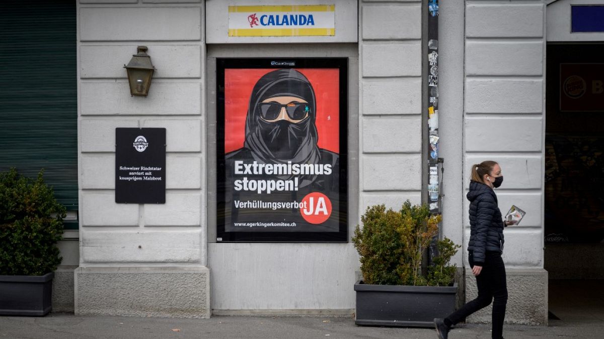 Plakat für die Inititiative zum Verhüllungsverbot in Zürich in der Schweiz 
