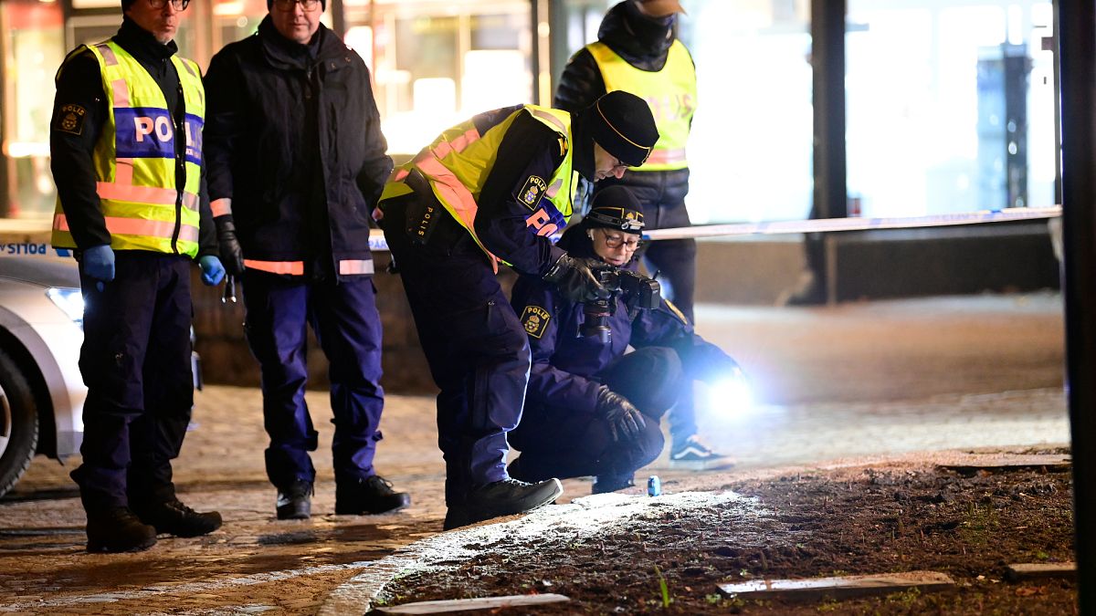 تنتشر الشرطة في المنطقة بعد تعرض عدة أشخاص للهجوم في فيتلاندا، السويد، الأربعاء 3 آذار / مارس 2021
