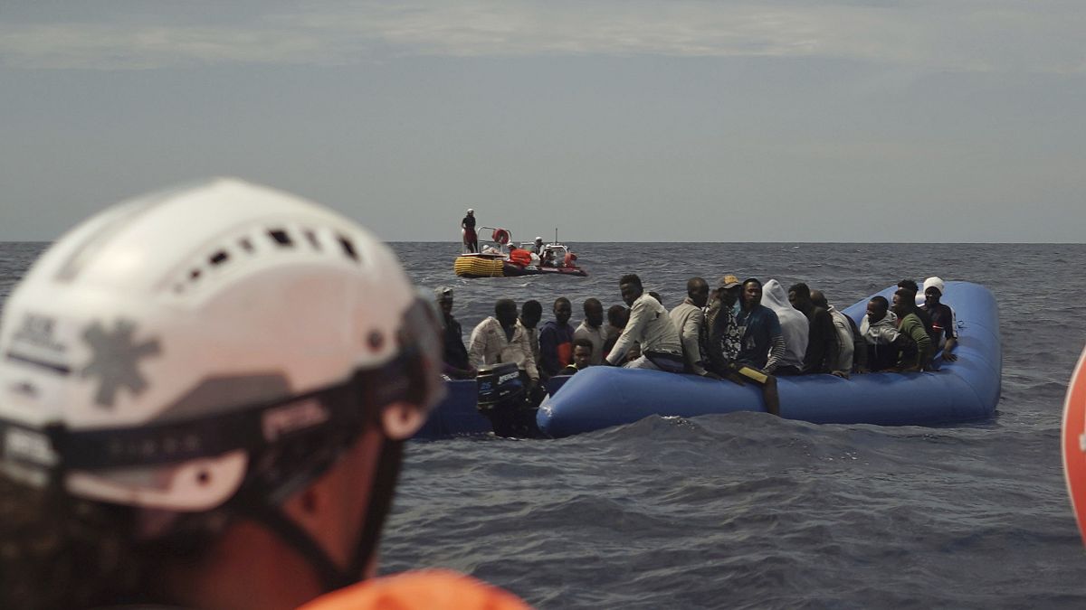 مهاجرون على متن قارب مطاطي ينتظرون إنقاذهم على بعد 14 ميلًا بحريًا من الساحل الليبي في البحر الأبيض المتوسط.