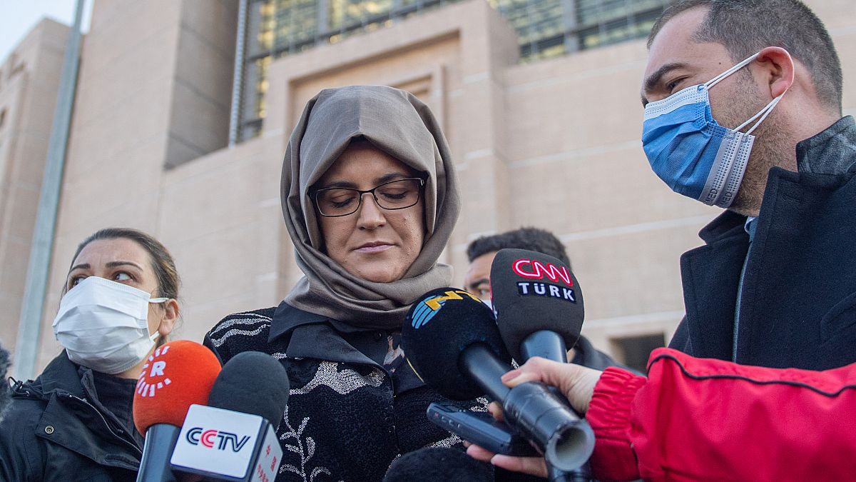 خديجة جنكيز خطيبة الصحفي السعودي  المقتول جمال خاشقجي، تتحدث للصحافة أمام محكمة  في اسطنبول- الخميس 4 آذار / مارس 2021