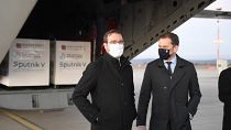 Il primo ministro Igor Matovic e il ministro della Salute Marek Krajci all'aeroporto di Kosice, all'arrivo dei vaccini Sputnik V.