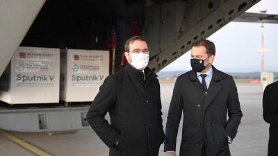 Il primo ministro Igor Matovic e il ministro della Salute Marek Krajci all'aeroporto di Kosice, all'arrivo dei vaccini Sputnik V. 