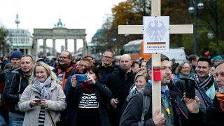 A német kormány járvány megfékezését célzó intézkedései ellen tüntetők Berlinben 2020. november 18-án