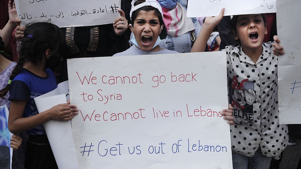 لاجئون سوريون  أطفال أمام مقر المفوضية السامية للأمم المتحدة لشؤون اللاجئين  يطالبون بإخراجهم من لبنان بسبب سوء المعيشة