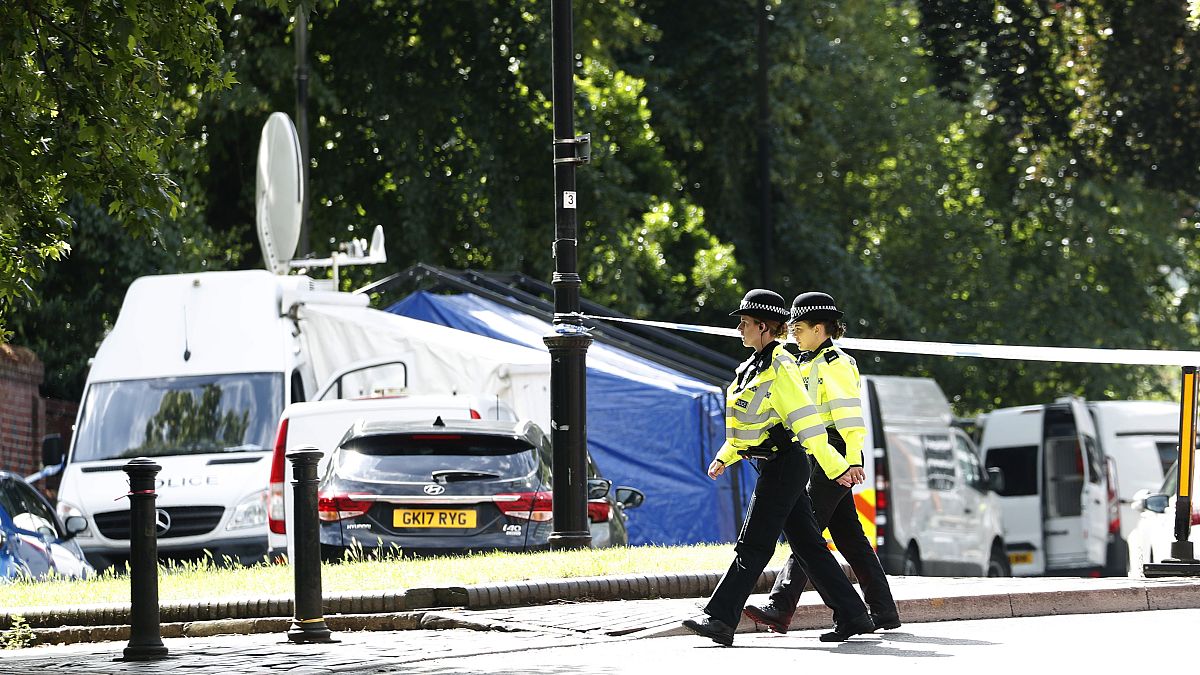 دورية للشرطة خارج فوربيري جاردنز، بعد يوم من هجوم طعن في الحدائق في ريدينغ، إنكلترا،  21 يونيو، 2020.