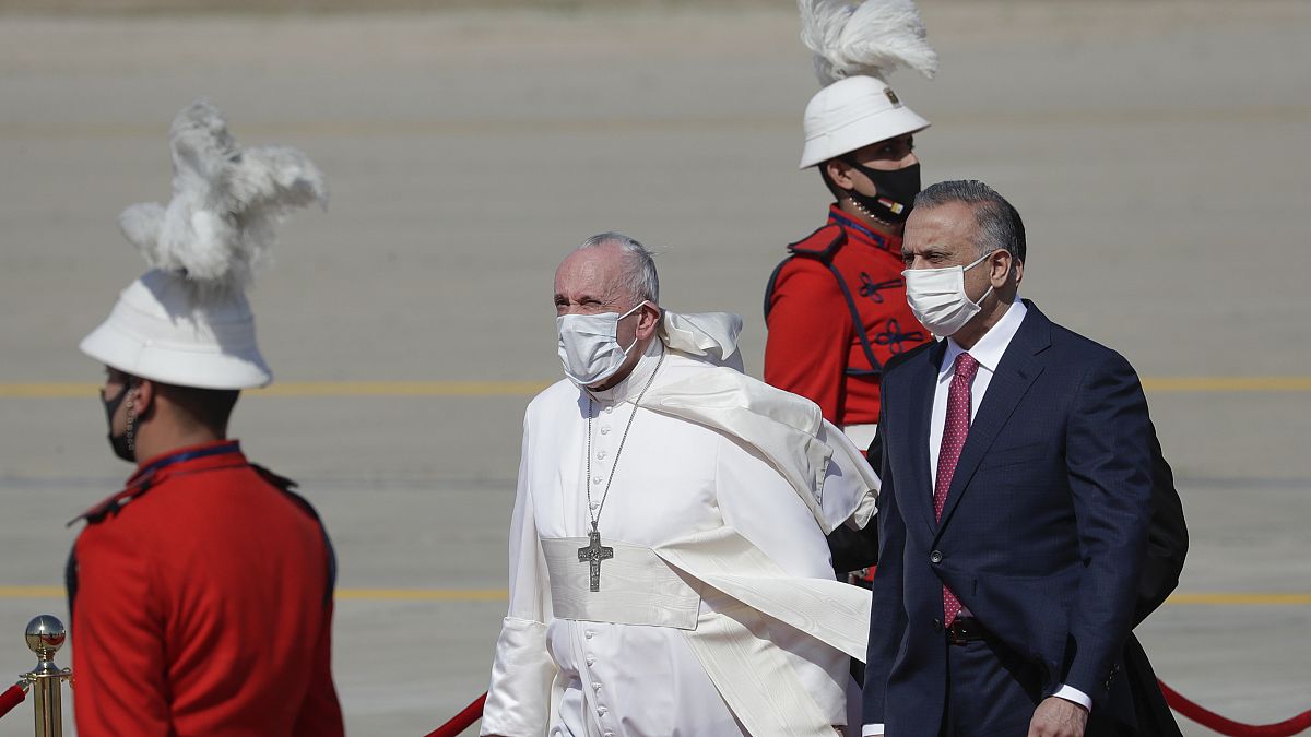 مصطفى الكاظمي مستقبلاً البابا فرنسيس في مطار بغداد الدولي