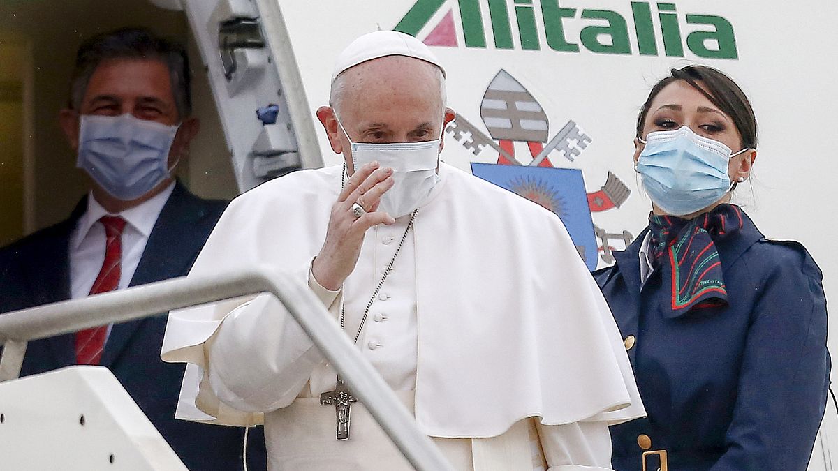 Il papa sull'aereo che lo porta in Iraq
