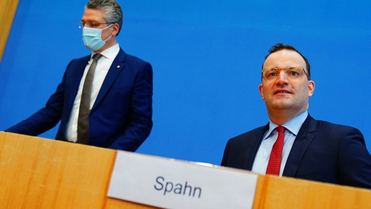 Lothar Wieler, links, Präsident des Robert Koch-Instituts (RKI), und Bundesgesundheitsminister Jens Spahn, rechts, bei einer Pressekonferenz in Berlin