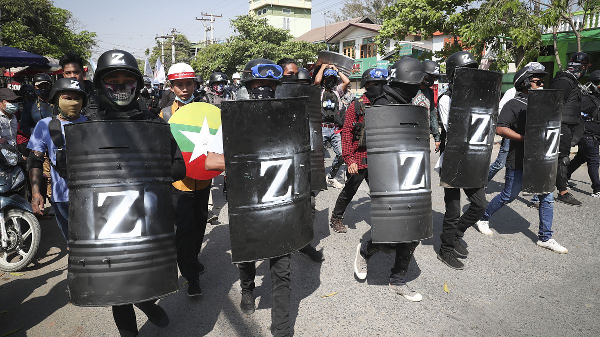 متظاهرون ضد الانقلاب في ميانمار يحتمون بدروع أمام قوات الشرطة في ماندلاي. 2021/03/05