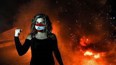 Szemetet és gumiabroncsokat égettek tüntetők Bejrútban