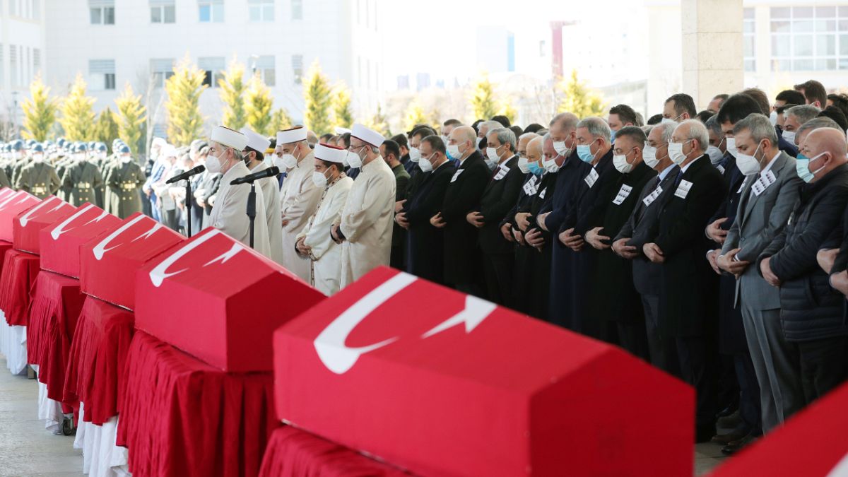 Bitlis’te meydana gelen helikopter kazasında hayatını kaybeden 11 asker için Ahmet Hamdi Akseki Camii'nde cenaze töreni düzenlendi