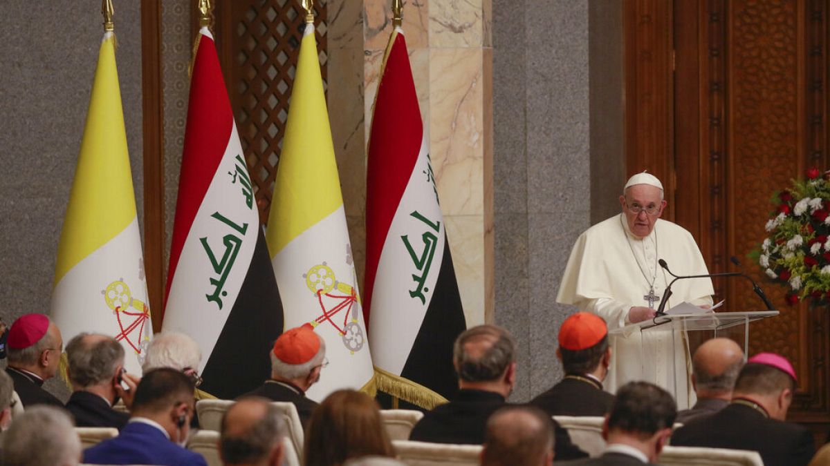 Papa Francis Irak'ta konuşma yaparken