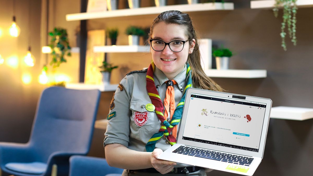 Nella foto, Krysia Paszko vestita con la sua uniforme da boy scout mentre mostra la finta pagina di cosmetici da lei creata