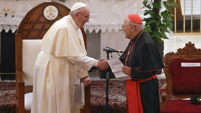 Le pape François accueilli par le patriarche chaldéen Louis Sako dans la cathédrale de Bagdad