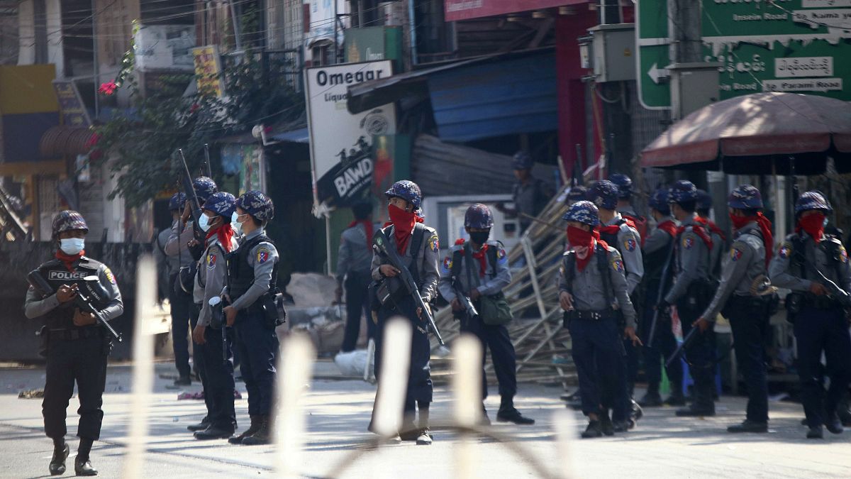 Polícia anti-motim nas ruas de Rangum