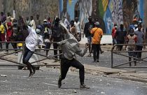 Des jeunes lancent des projectiles contre les forces de l'ordre à Dakar