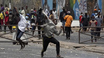 Des jeunes lancent des projectiles contre les forces de l'ordre à Dakar
