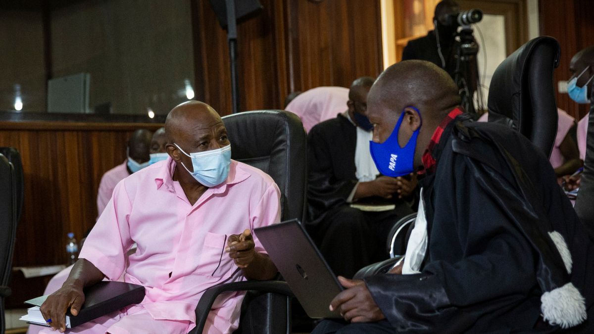 Hotel Ruanda" filminin esin kaynağı Paul Rusesabagina (pembe kıyafetli), avukatıyla konuşurken 