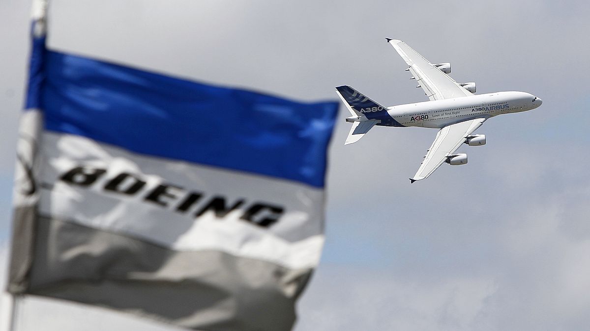 Аэробус  A380 и флаг «Боинга».