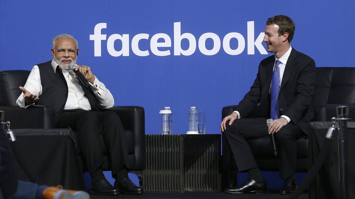2015 yılından bir kare. Facebook CEO'su Mark Zuckerberg ile Hindistan Başbakanı Narendra Modi ABD Kaliforniya'da bir söyleşide.