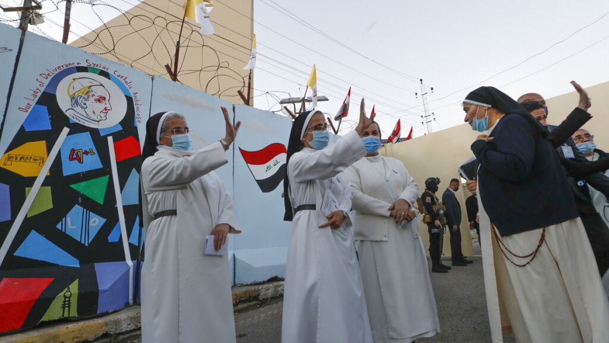 Nonnen im Irak winken Papst Franziskus zu
