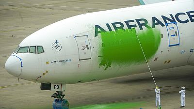 Greenpeace-aktivisták zöldre festenek egy Boeing 777-est a párizsi Charles de Gaulle reptéren