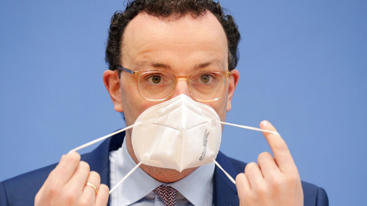 Jens Spahn mit FFP2-Maske - wegen Selbsttests unter Druck