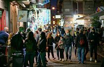 Gente en la calle en Nápoles, cuya región, Campania, quedará el lunes confinada