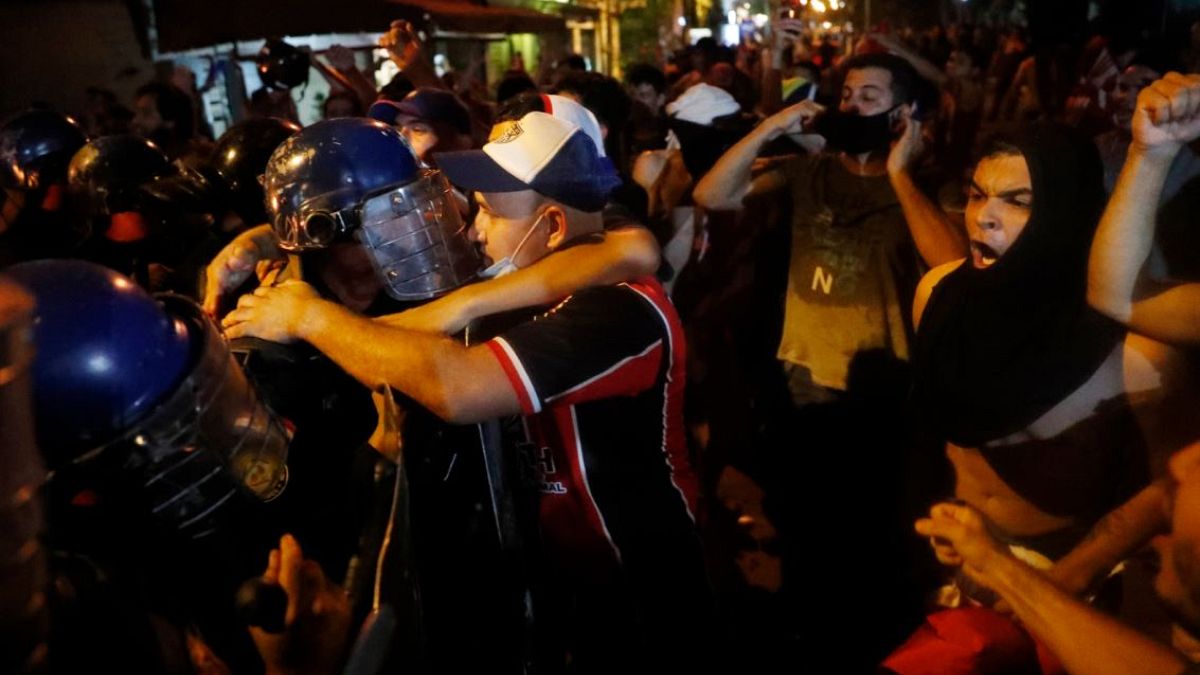 Cara a cara entre policías y manifestantes en Asunción, Paraguay