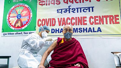 El dalái lama se vacuna contra la COVID-19