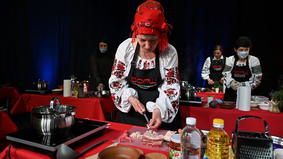 المشاركون يطبخون حساء البورش التقليدي  في كييف -  5  آذار / مارس 2021 