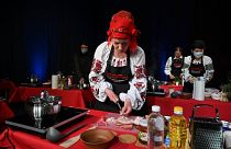 المشاركون يطبخون حساء البورش التقليدي  في كييف -  5  آذار / مارس 2021