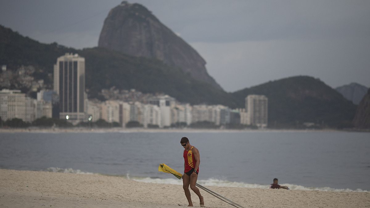 Face à la flambée du Covid-19 au Brésil, les activités sont drastiquement réduites à Copacabana