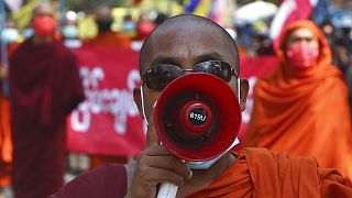 فيديو: قوات الأمن تستخدم القنابل المسيلة للدموع والرصاص المطاطي لتفريق المتظاهرين في ميانمار