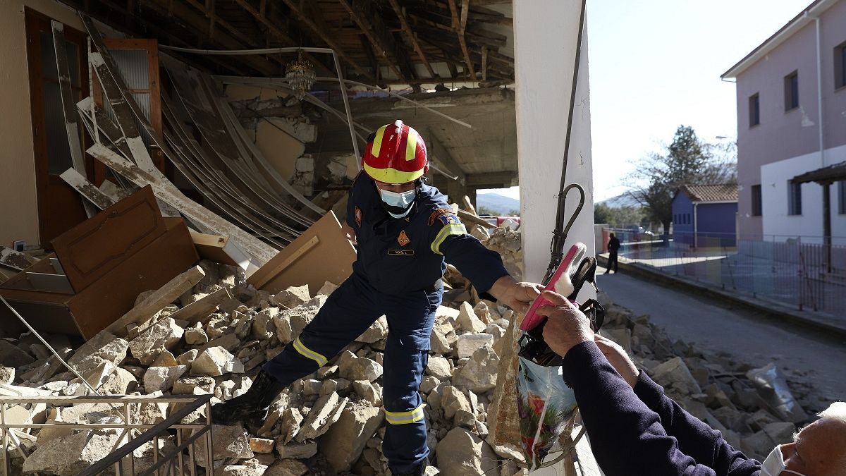Πυροσβέστες ερευνούν σπίτια με ζημιές στη Θεσσαλία