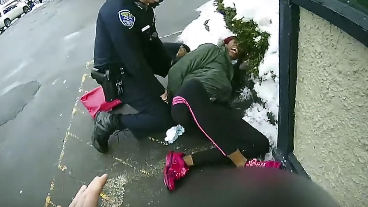 شرطة روتشستر تلقي القبض على امراة سوداء