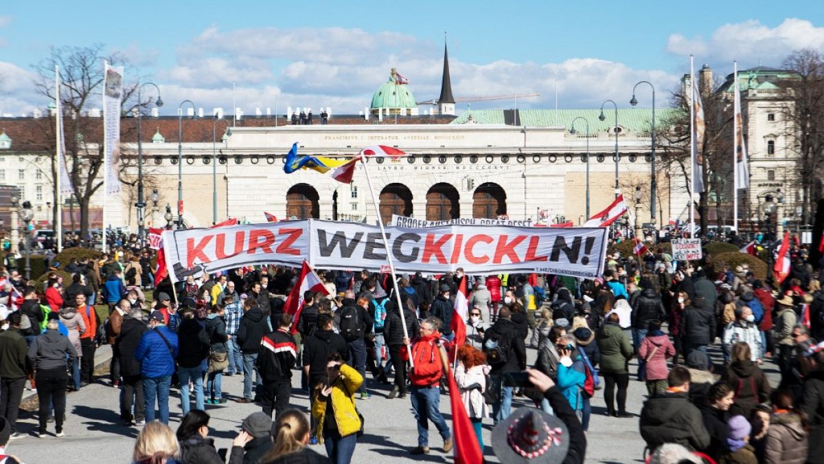 Slogan gegen Sebastian Kurz bei der FPÖ-Demo gegen Corona-Regeln in Wien