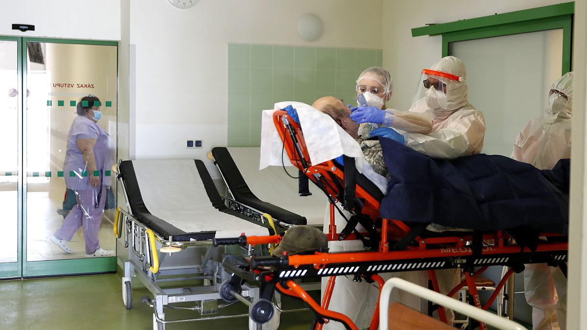 مستشفى يستقبل المصابين بكورونا