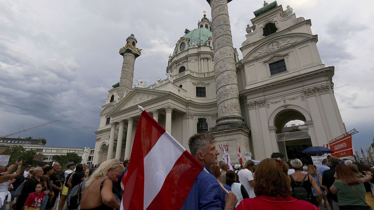صورة من الارشيف - مظاهرة حاشدة ضد قيود احتواء كوفيد-19 في فيينا - النمسا
