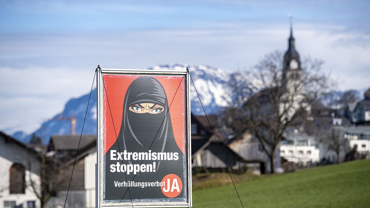 ملصق يدعم مبادرة `` نعم لحظر تغطية الوجه '' في قرية بوخس ، سويسرا ، يوم الثلاثاء 16 فبراير 2021.
