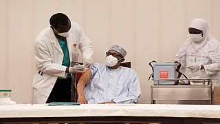 Nigeria : le président Buhari se fait vacciner contre le coronavirus
