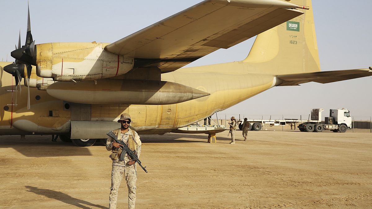 جندي سعودي بالقرب من طائرة شحن عسكرية في مأرب (أرشيف)